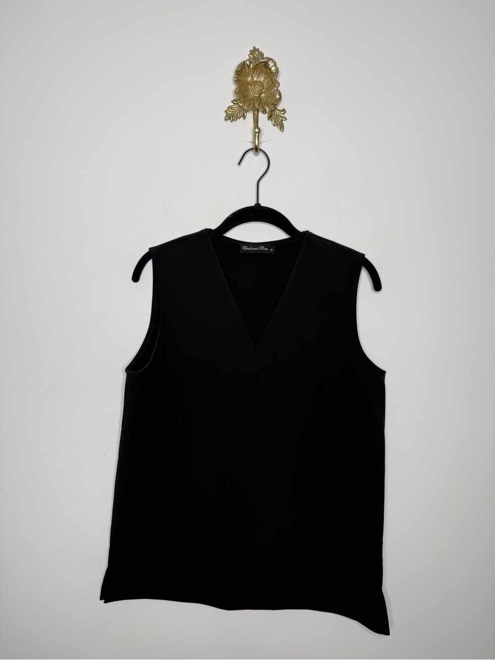 Estelle and Finn V-Neck Sleeveless Top M